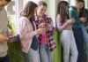 Gli adolescenti trascorrono più di un’ora al giorno al telefono durante la scuola, rileva uno studio