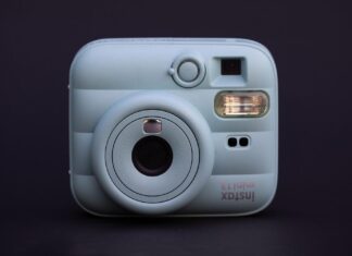 Recensione Fujifilm Instax Mini 13: pura semplicità analogica nell’era digitale