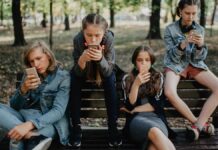 Il Regno Unito ha appena vietato i social media per gli adolescenti