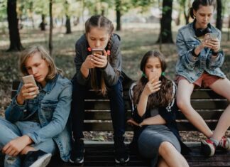 Le Royaume-Uni vient d’interdire les médias sociaux aux adolescents