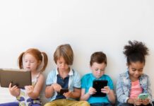 Безопасные телефоны для детей: почему родители отказываются от смартфонов